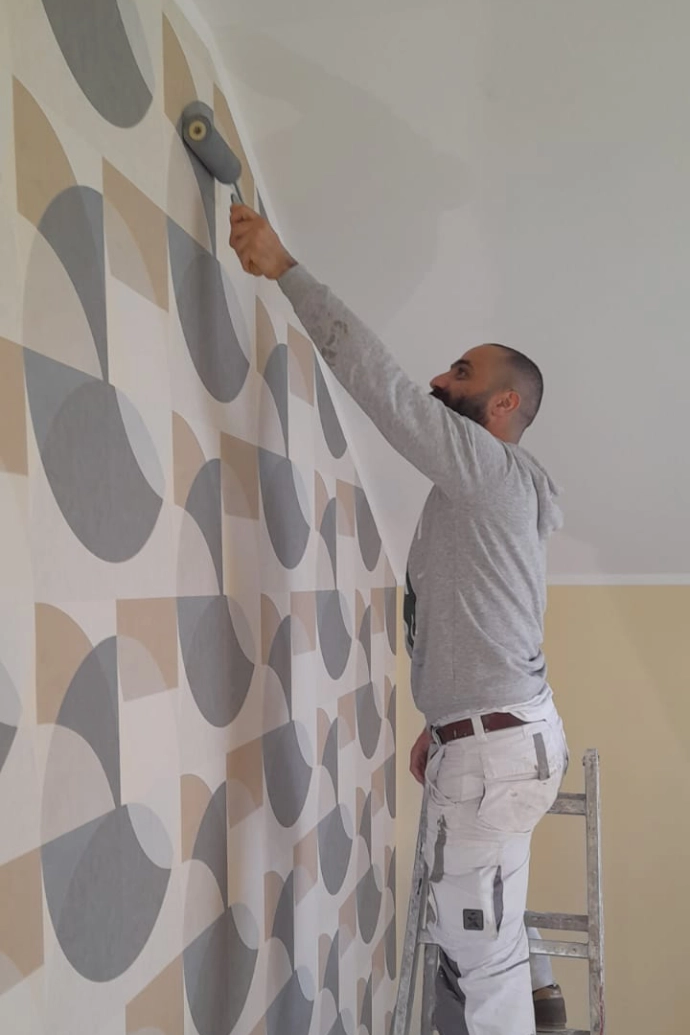 Tapezierarbeit Malermeister Ein Mann beim Tapezieren einer Mustertapete